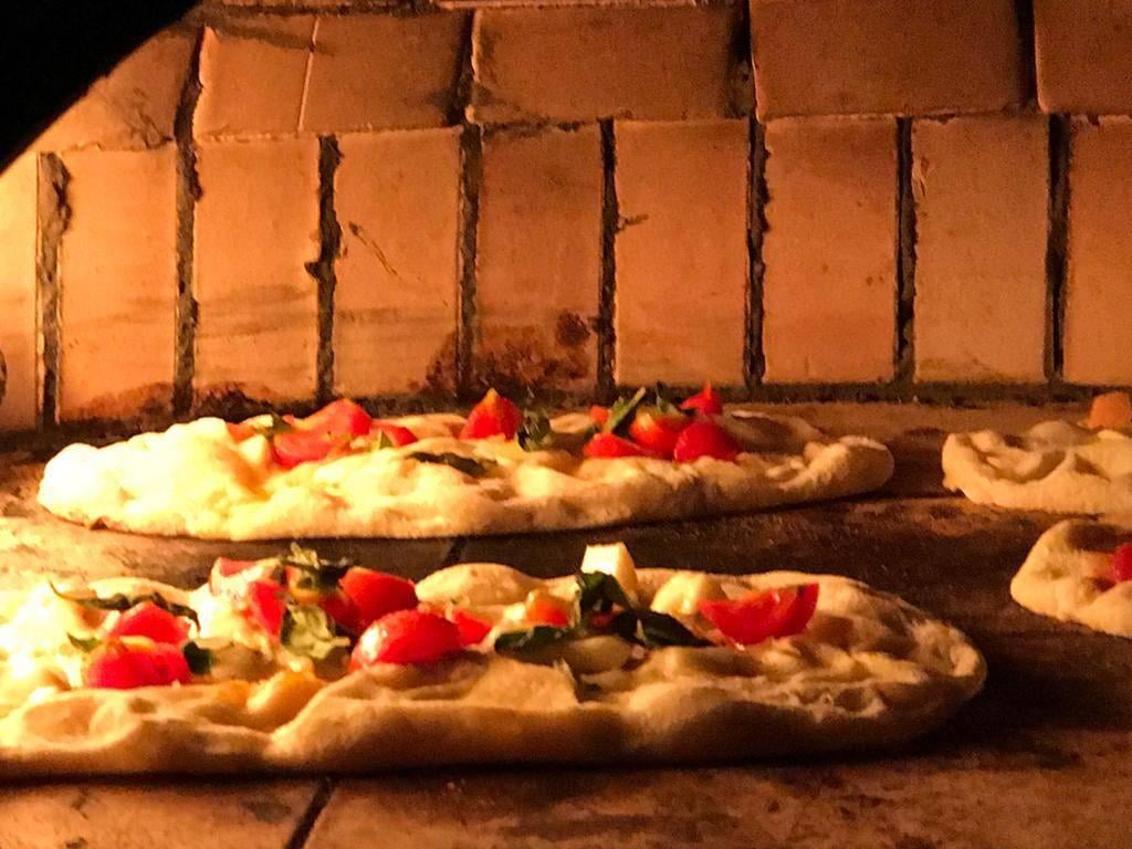 Pinza al forno a legna